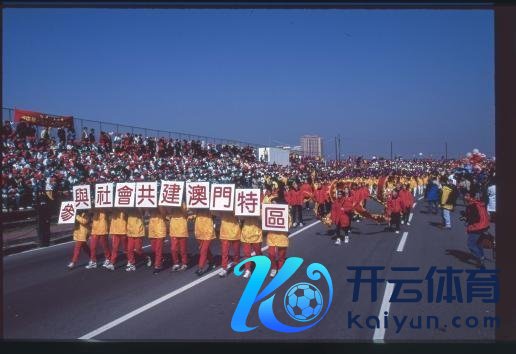他为澳门拍下一册25年的经济相册
